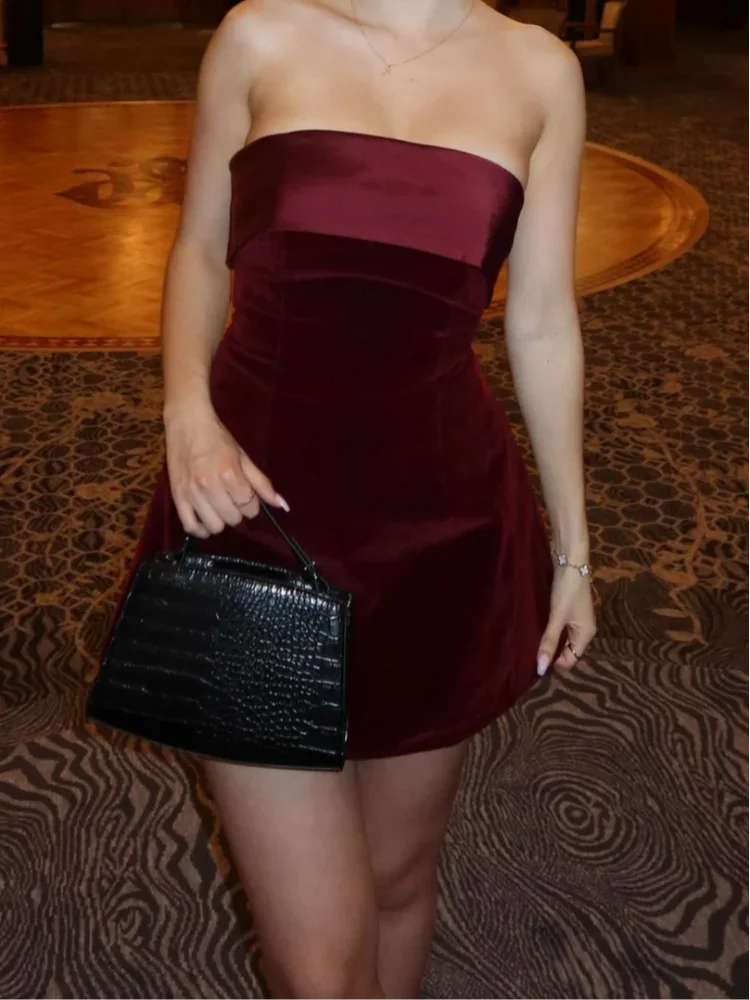 Scarlett™ | Luxusné bordové mini šaty s odhaleným chrbtom