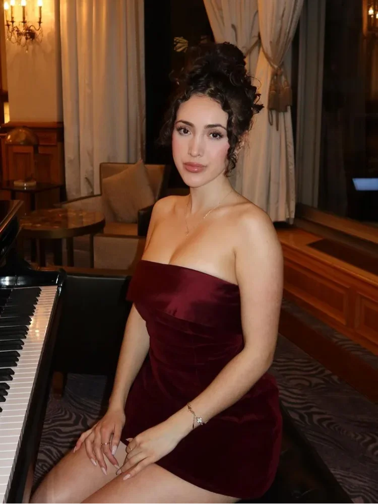 Scarlett™ | Luxusné bordové mini šaty s odhaleným chrbtom