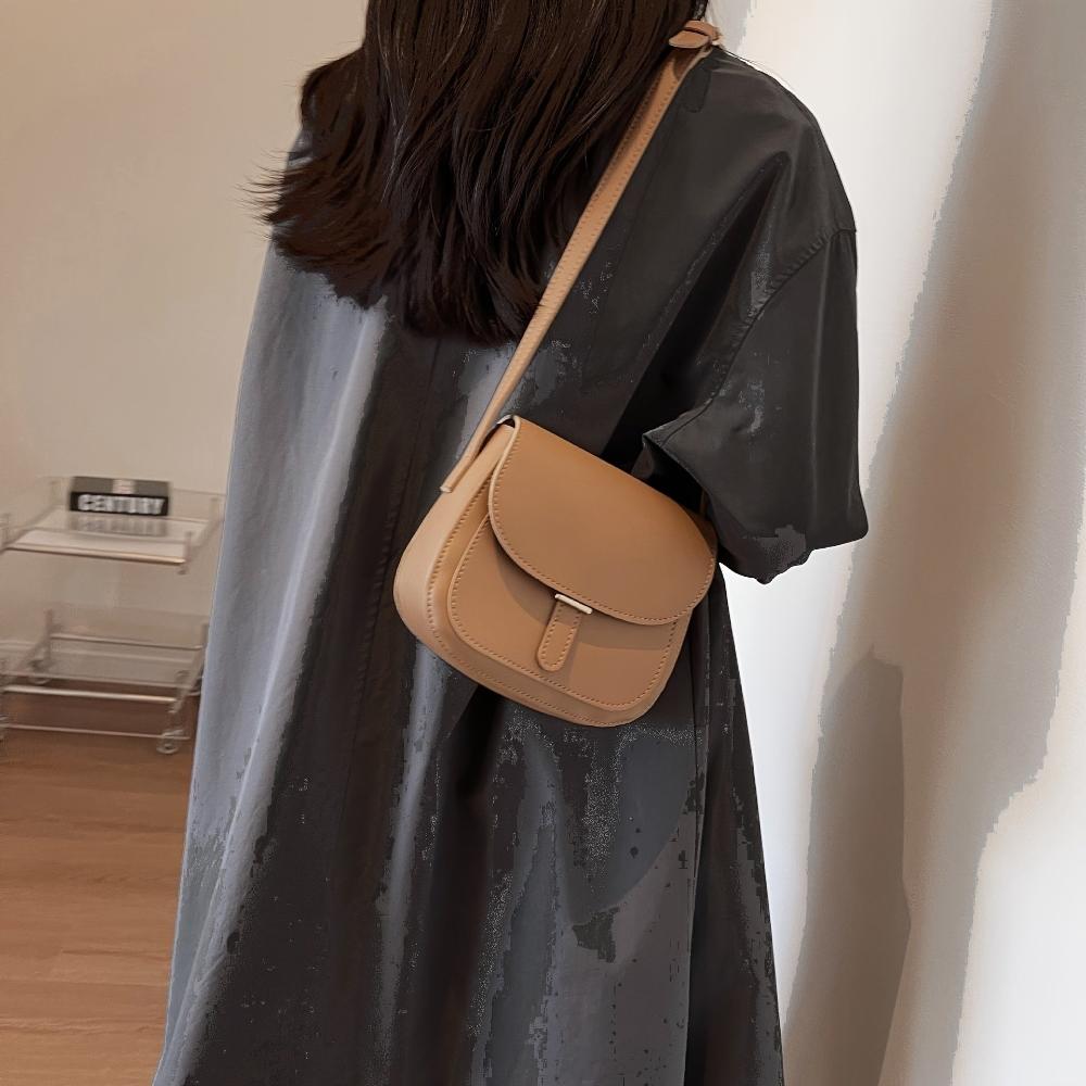 Helmine – Vintage Crossbody Saddle Bag